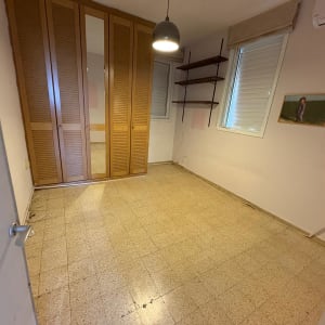 חדר ריק עם ארון, מדפים ומזגן