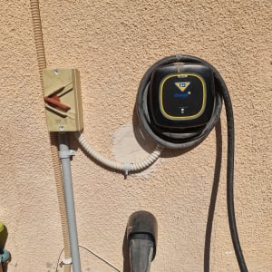 התקנת עמדת טעינה לרכב חשמלי על קיר חיצוני