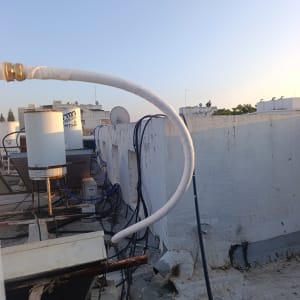 דוד שמש על גג עם צינורות וחיבורים