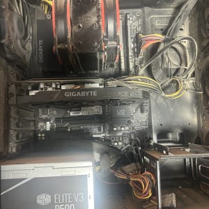 מחשב עם רכיבי חומרה כמו כרטיס גרפי ומאווררים