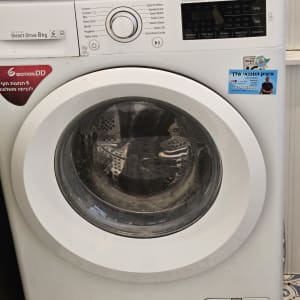 מכונת כביסה עם מדבקה של טכנאי חשמל