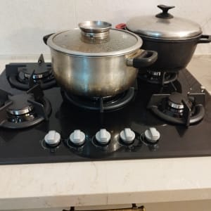 כיריים גז עם סירים מנירוסטה וברזל יצוק