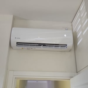 מזגן קיר לבן מותקן על קיר פנימי