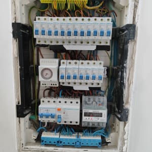 לוח חשמל עם מפסקים וחוטים צבעוניים