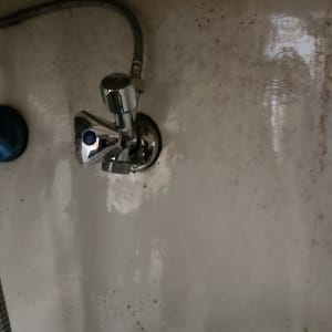 ברז מים מותקן על משטח לבן