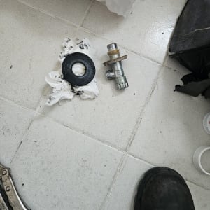 חלקי אינסטלציה וכלי עבודה על רצפה