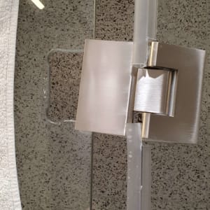 דלת זכוכית למקלחת עם ציר מתכת