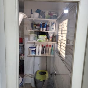 דלת זכוכית עם מדפים מאחוריה