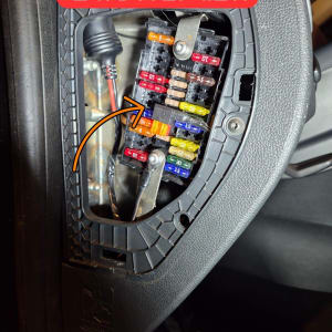 תיבת פיוזים ברכב עם התקנה חדשה