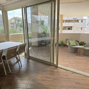 ויטרינת הזזה מאלומיניום וסגירת מרפסת זכוכית מודרנית