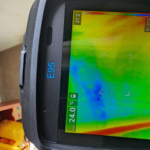 תצוגת מצלמה תרמית עם אזור כחול על הקיר