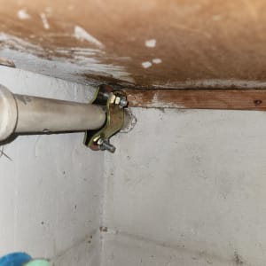 צינור מתכת מותקן על קיר עם תושבת