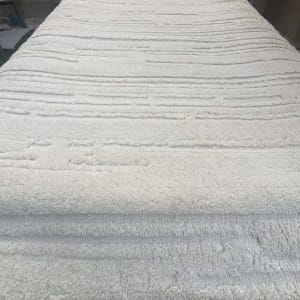 שטיח לבן נקי מונח לייבוש