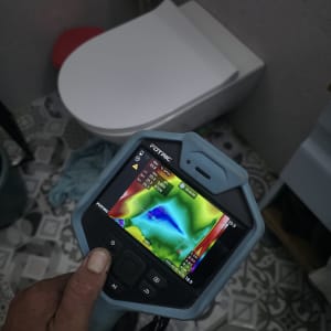 מד חום תרמי בשירותים לאיתור נזילות