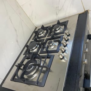 כיריים גז במטבח עם ארבעה מבערים