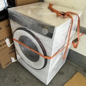 מכונת כביסה עטופה בניילון עם רצועות כתומות