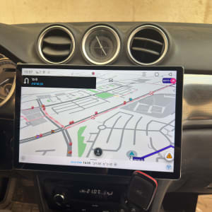 מערכת ניווט ברכב עם מסך תצוגה