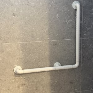 ידית אחיזה מותקנת על קיר אמבטיה