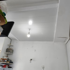 תקרה מגבס עם תאורה תלויה ושקעים חשמליים