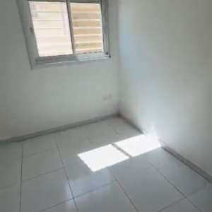 חדר ריק עם חלון ורצפת אריחים