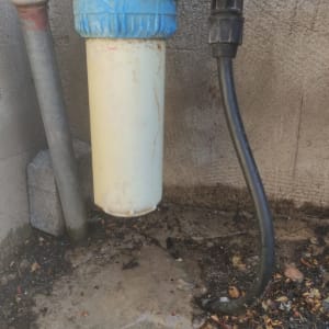 מסנן מים עם צינורות וברז חלוד