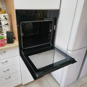 תנור מטבח פתוח עם דלת פתוחה לרווחה