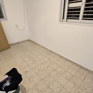 חדר צבוע עם דלי צבע על הרצפה