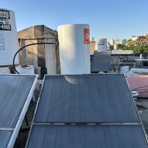 דוד שמש וקולטים סולאריים מותקנים על גג שטוח