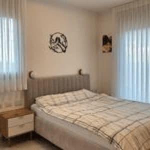 חדר שינה עם מיטה ורהיטים מעץ