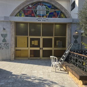 סולם וכיסא ליד דלתות זכוכית