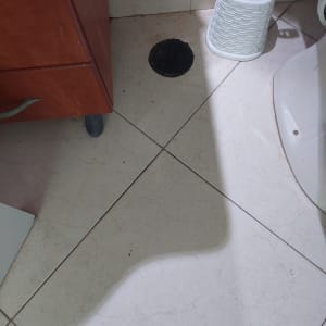 פתח ניקוז ברצפה ליד ארון ושירותים