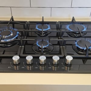 כיריים גז עם שישה מבערים דולקים