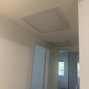 תקרת גבס עם פתחי אוורור