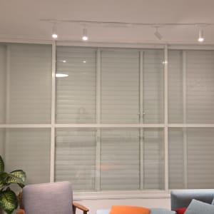 סלון עם חלון גדול, ספה וכריות צבעוניות