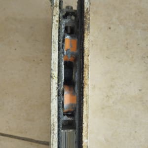 מסילה ישנה עם גלגלים כתומים