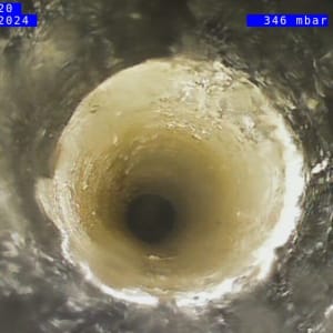 צילום פנים צינור עם מד לחץ