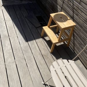 סולם עץ על רצפת דק עץ בגינה