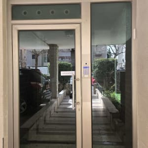 דלת כניסה עם מערכת אינטרקום