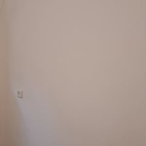 קיר צבוע בלבן עם שקע חשמל