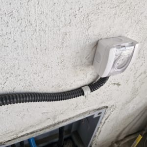 שקע חשמלי עם כיסוי פלסטיק על קיר