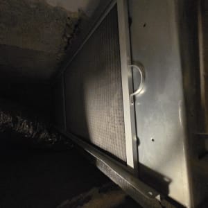 יחידת מיזוג אוויר במערכת אוורור תעשייתית