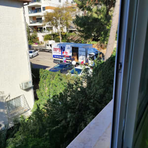 משאית הובלה חונה ברחוב ליד בניין מגורים