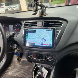 מערכת ניווט ברכב עם מפת כבישים על מסך