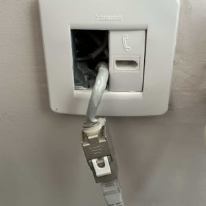 שקע טלפון עם כבל רשת מחובר