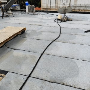 גג עם יריעות איטום וכבלים חשמליים