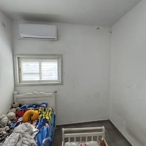 חדר ילדים עם מיטות וצעצועים
