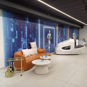 בקבוק חומר ניקוי על שולחן לבן