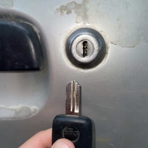 מפתח ורכב עם מנעול דלת