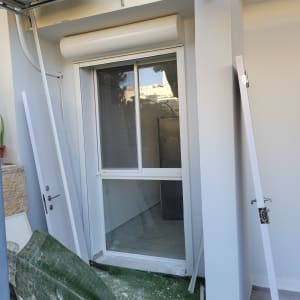 חלון אלומיניום עם תריס גלילה מותקן בקיר חיצוני