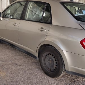 מכונית חונה עם שריטות על הפגוש האחורי